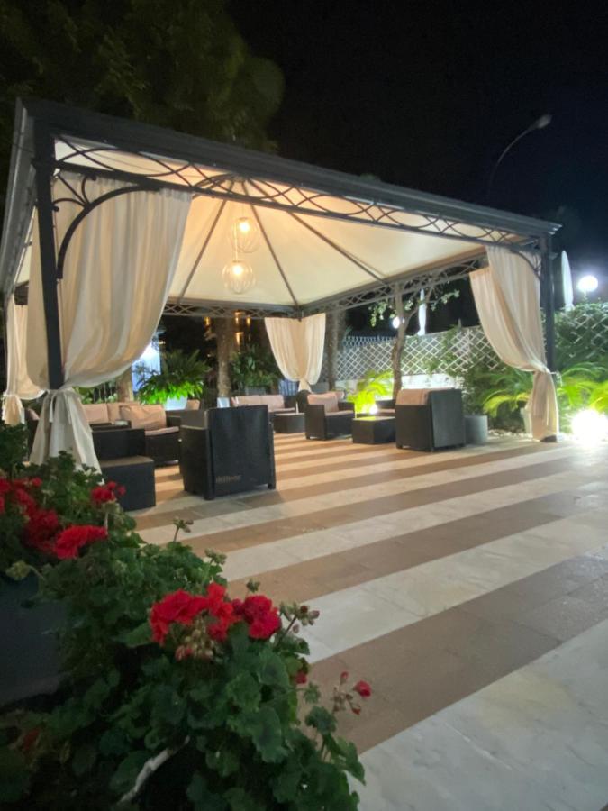 Hotel La Perla Riva del Garda Bagian luar foto