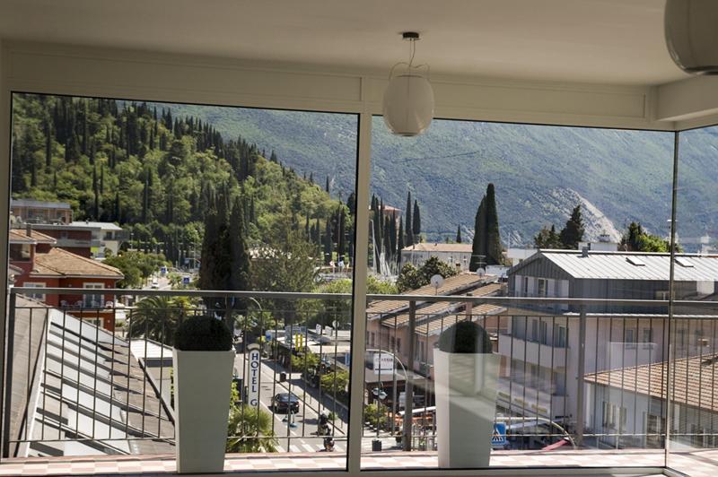 Hotel La Perla Riva del Garda Bagian luar foto