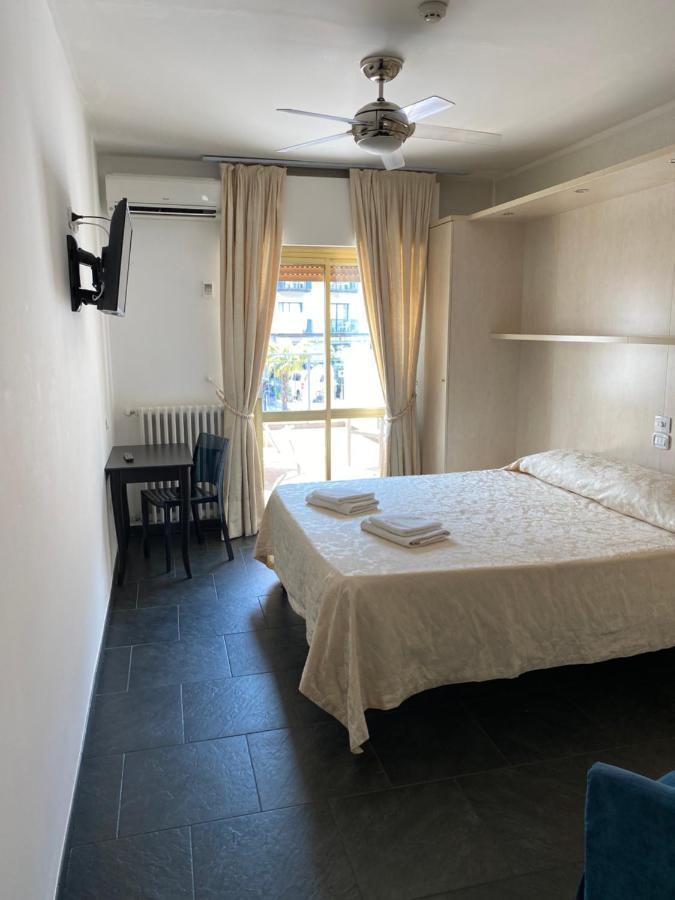 Hotel La Perla Riva del Garda Bagian luar foto