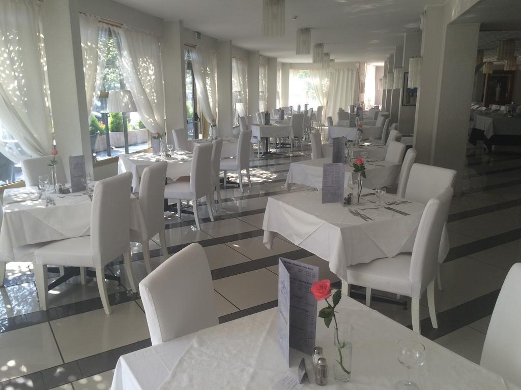 Hotel La Perla Riva del Garda Bagian luar foto