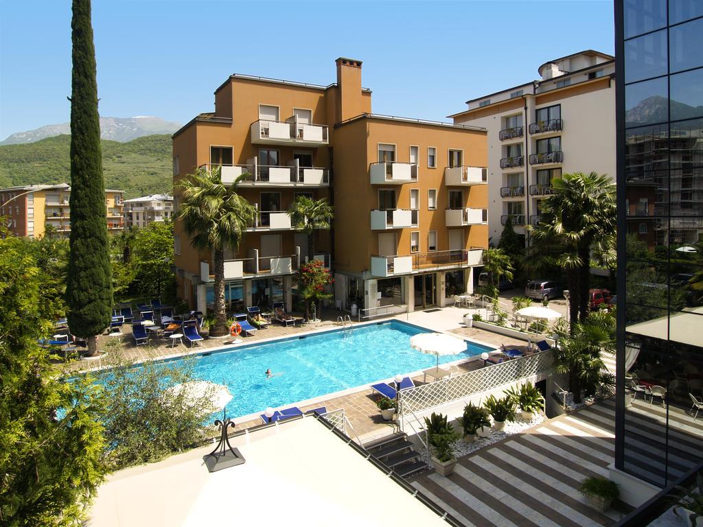 Hotel La Perla Riva del Garda Bagian luar foto