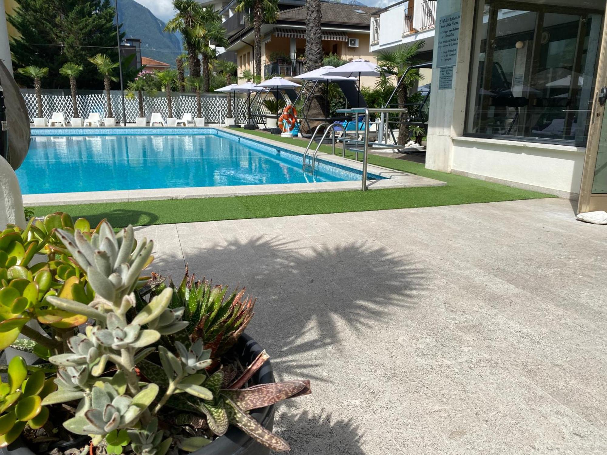 Hotel La Perla Riva del Garda Bagian luar foto