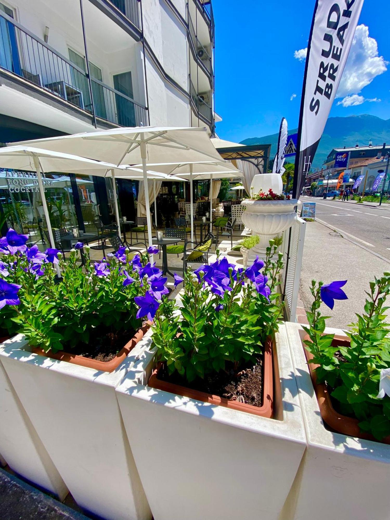 Hotel La Perla Riva del Garda Bagian luar foto