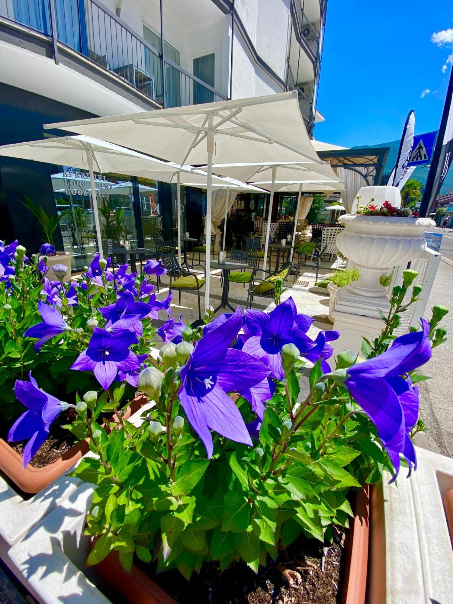 Hotel La Perla Riva del Garda Bagian luar foto
