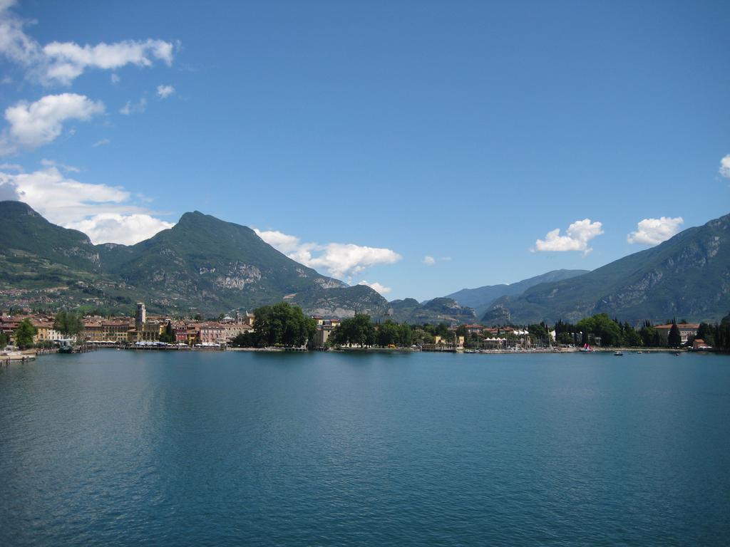 Hotel La Perla Riva del Garda Bagian luar foto