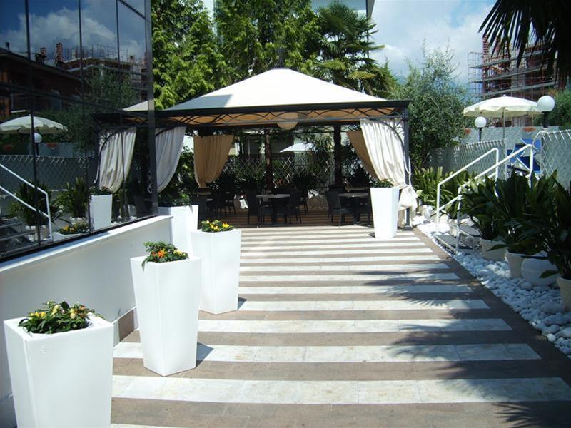 Hotel La Perla Riva del Garda Bagian luar foto