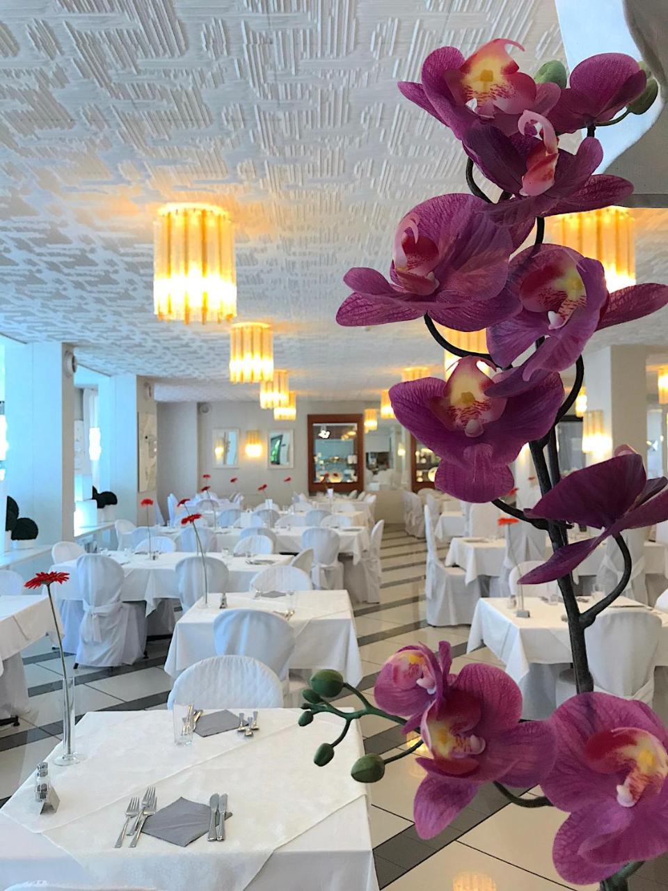 Hotel La Perla Riva del Garda Bagian luar foto